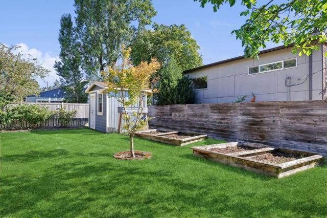 Building Photo - 3 bedroom in Seattle WA 98103