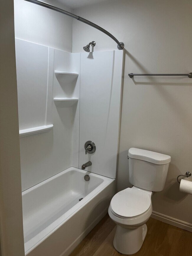 Building Photo - Newly Renovated Provo Townhouse