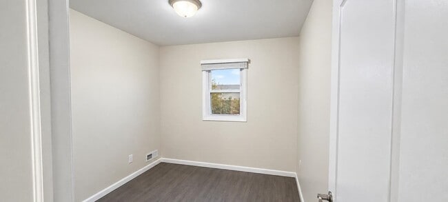 Building Photo - 275 Maple St