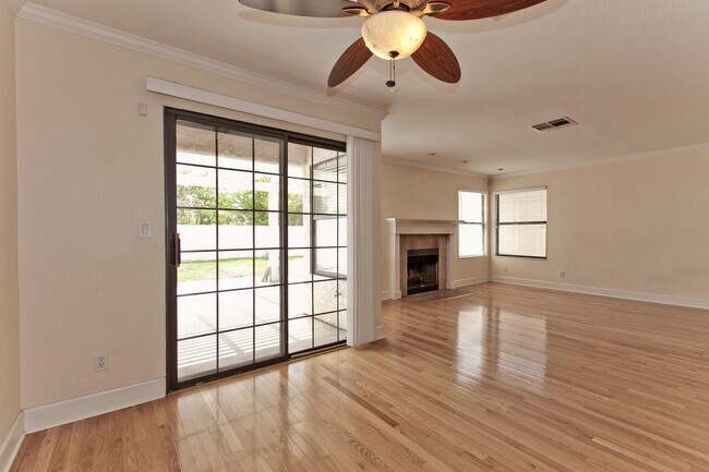 Building Photo - Beautiful home in the Lakes