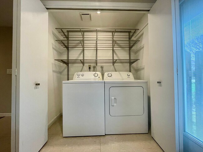 Building Photo - Beautiful 3 Bed 2 Bath House in Happy Valley!! A/C, Additional Living Area, Great for Entertaining!!
