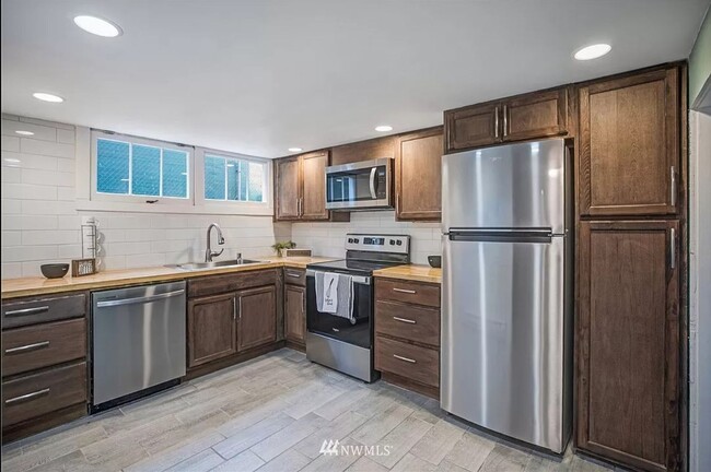 Building Photo - 14739LTa