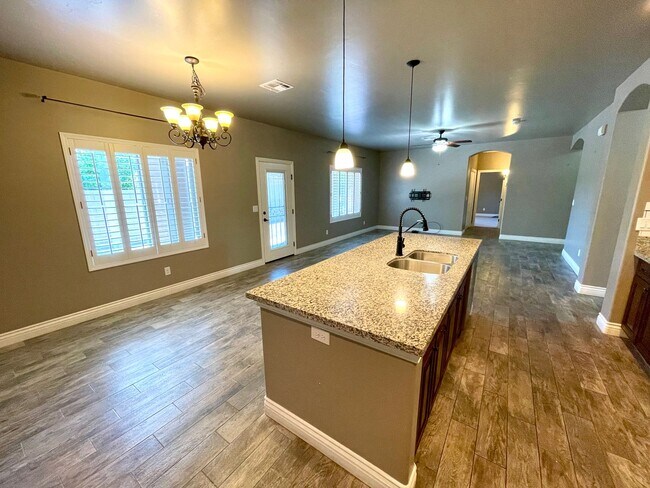 Building Photo - Beautiful 3 Bedroom Home in Central Kingman!