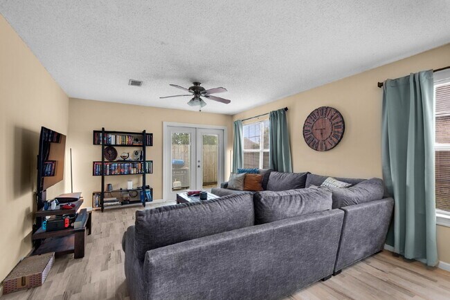 Building Photo - "Charming 3-Bed, 2-Bath Home in Mary Esthe...