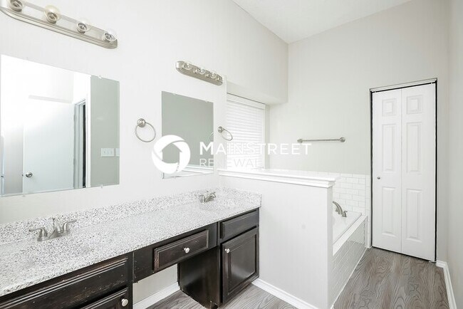 Building Photo - 4 Bedroom Pet-Friendly Home in Grand Prairie, TX with Main Street Renewal