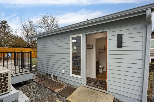 Building Photo - Better Than New Single Family Home!
