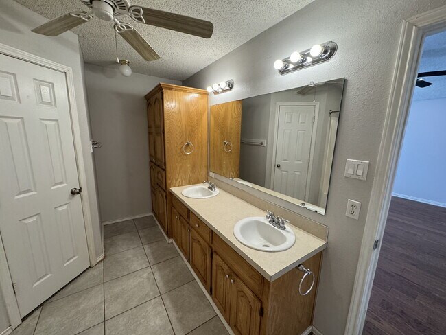 Building Photo - House Located On Cul-De-Sac & One Block Fr...