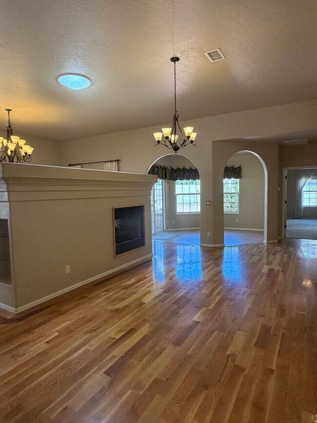 Building Photo - 1825 Venetian Dr