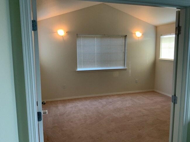 Building Photo - Reduced Rent!