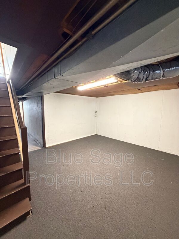 Building Photo - 902 Maple Ave