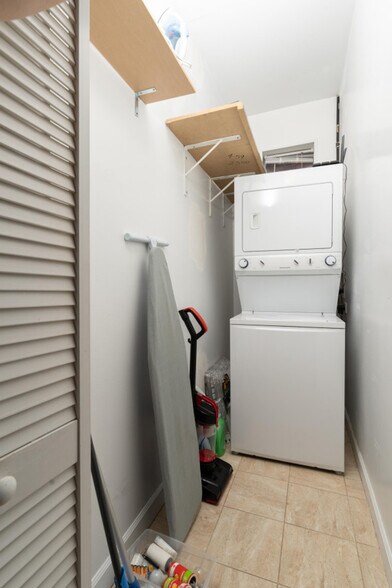 Building Photo - 906 N Damen Ave