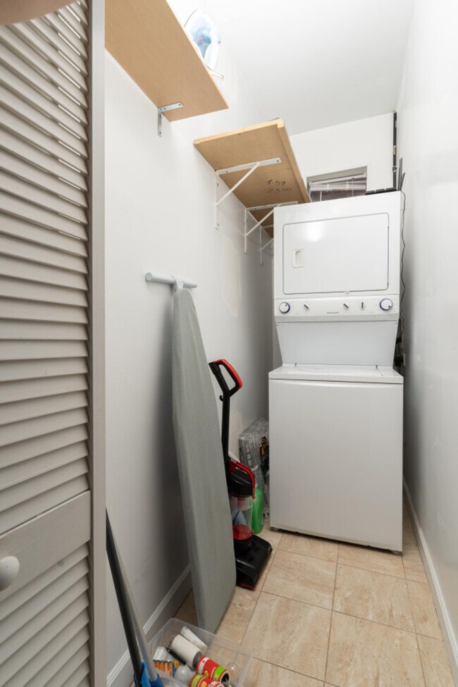 Building Photo - 906 N Damen Ave