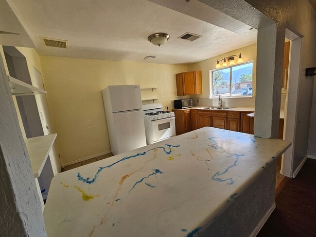 Building Photo - 3 Bedroom / 2 Bath Home with Refrigerated Air & 1-Car Garage 6 Month Lease!