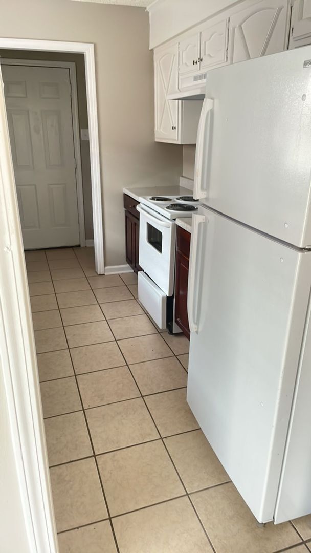 Building Photo - 2BR 1 Bath in Central.