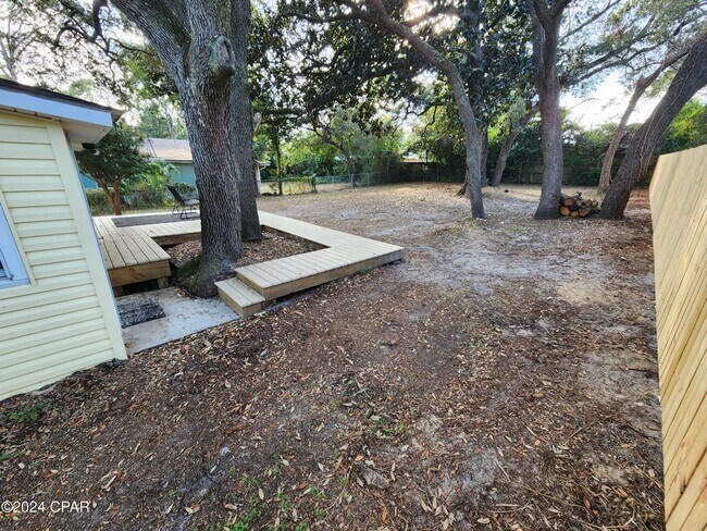 Building Photo - Tiny home vibe on a large private lot!!