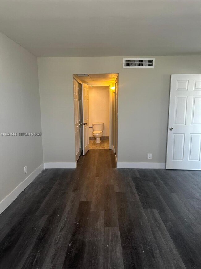 Building Photo - 6770 Indian Creek Dr