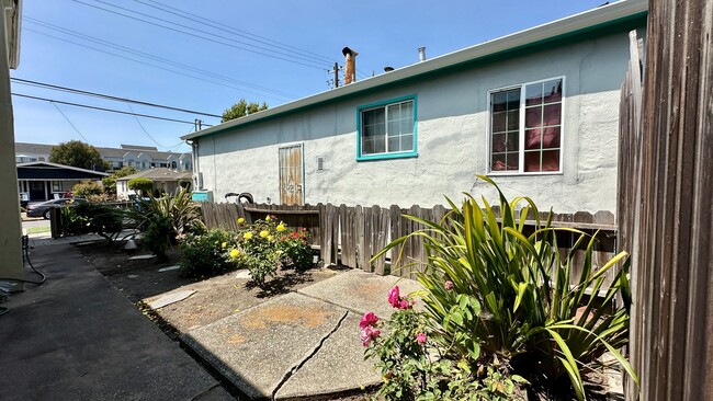 Building Photo - Large & Sunny House & Backyard in a Tranquill Neighborhood of El Cerrito