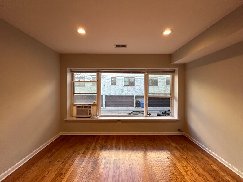 Building Photo - 6535 N Mozart St
