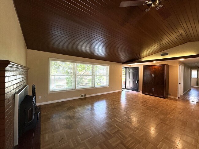 Building Photo - Timeless Comfort in Midwest City – 3BR Hom...