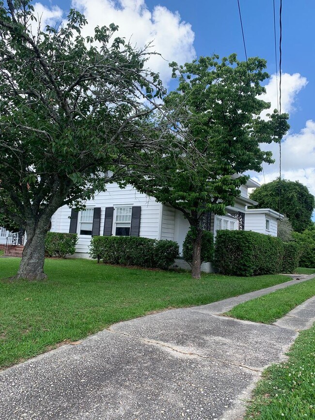 Building Photo - Beautiful Historic 3 Bedroom 2 Bath House on Colonial Drive