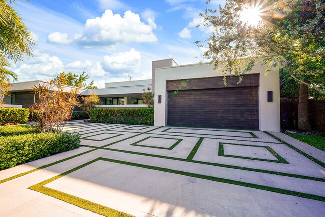 Building Photo - 4011 Bayview Dr