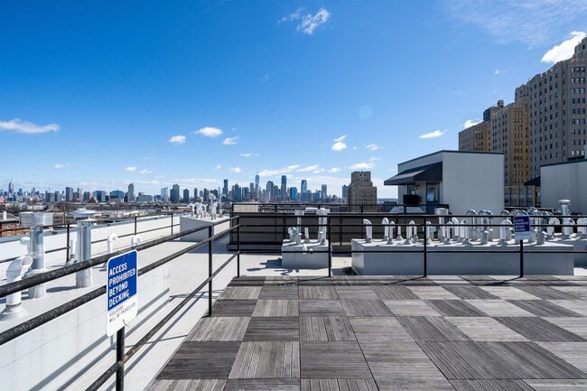 Building Photo - 650 Montgomery St