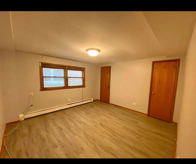 Building Photo - 2215 W Thome Ave
