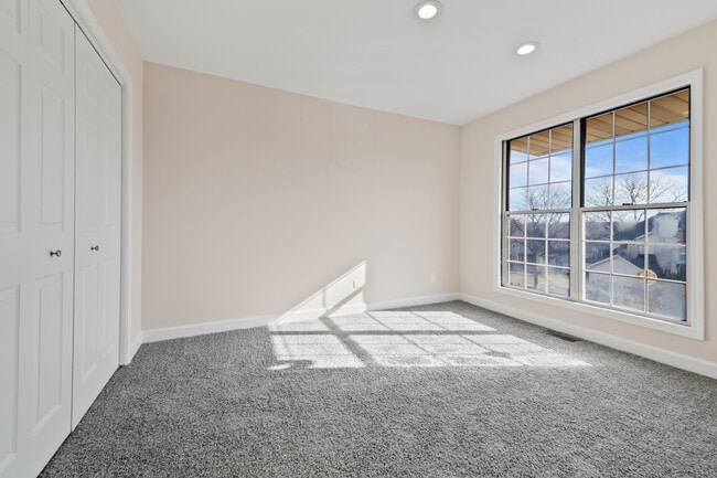 Building Photo - 546 W Parkside Dr