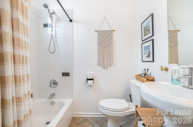 Building Photo - 925 Westbrook Dr