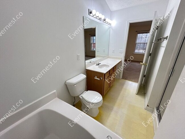 Building Photo - Bright 3-Bedroom Townhome with Ample Space...