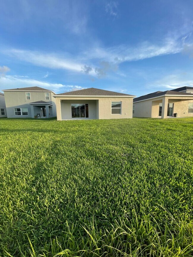 Building Photo - Newly developed Lakefront 3B/2B home in Ea...