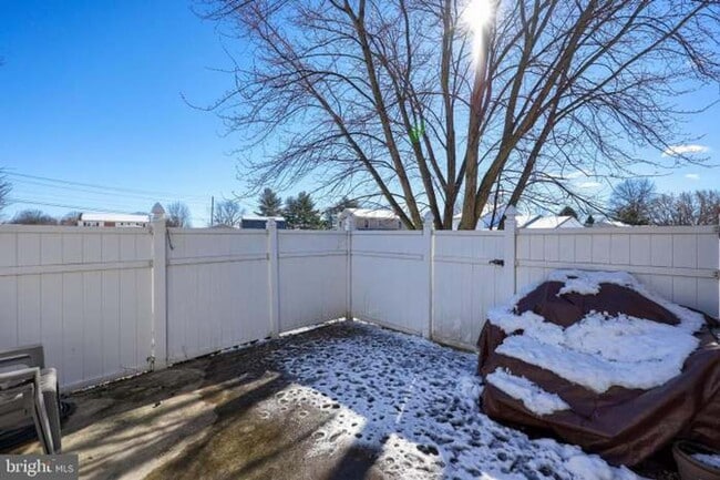 Building Photo - Updated 2 Bed 2 Bath Townhouse in Marietta