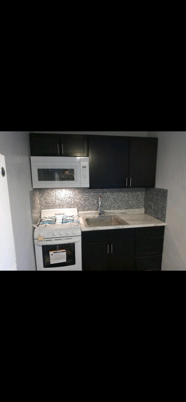 Building Photo - 6118 W 63rd St