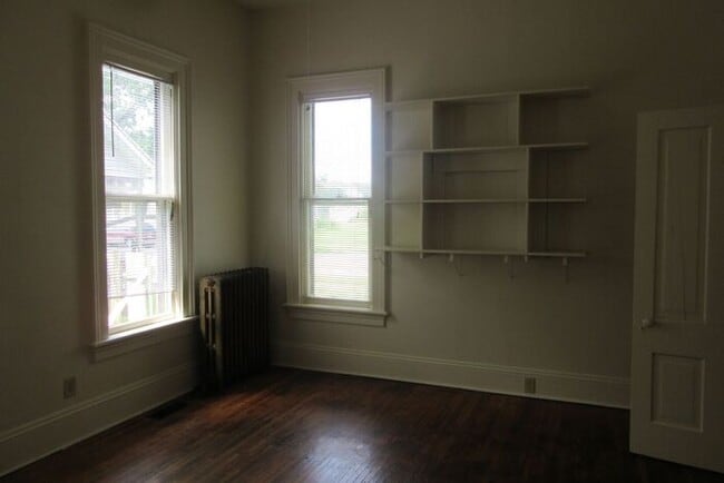 Building Photo - 2 Bedroom House with a Bonus Room