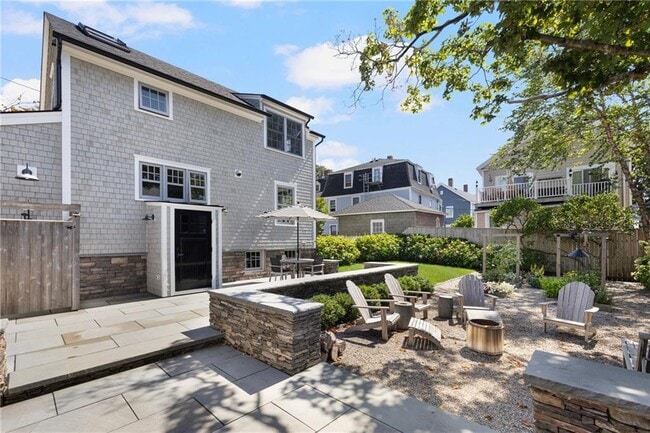 Building Photo - 9 Anthony St