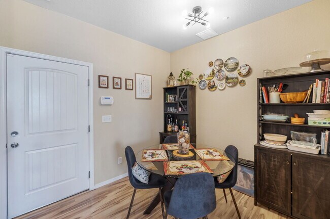 Building Photo - This 3 bed 2.5 bath townhome offers a perf...