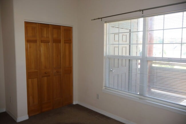 Building Photo - Cozy Two Bedroom Condo