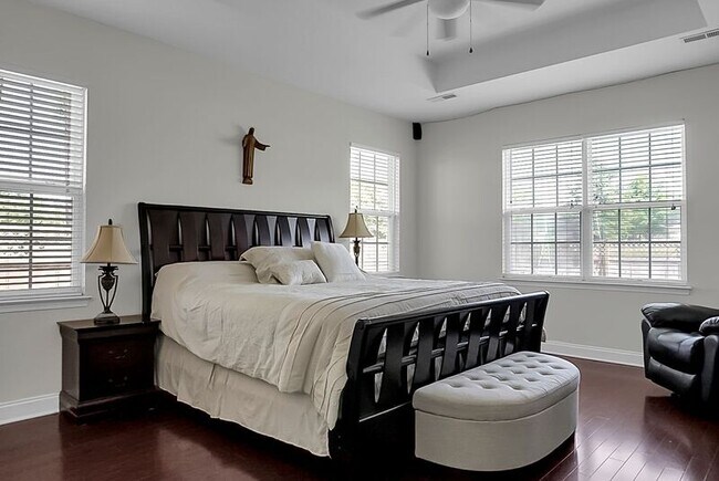 Building Photo - 334 Albrighton Way