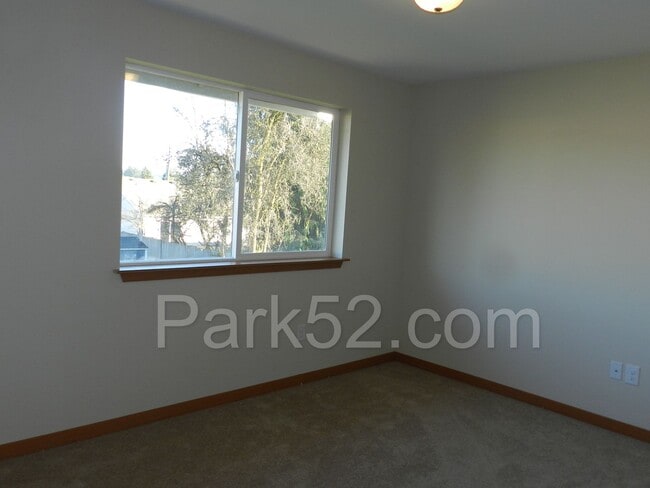 Building Photo - 3 bedroom 1.5 bathroom duplex in Fife!