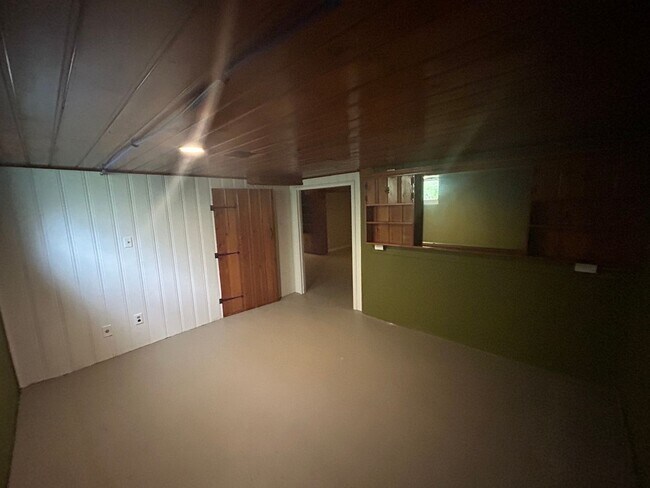 Building Photo - Spacious 4 bedroom 1 Bath Home with Tons o...