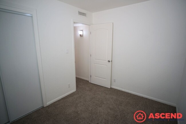Building Photo - 3200 Crestline Rd