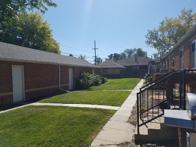 Building Photo - 1 Bed 1 Bath Mayfair Apartment With Garage in Denver! Available Now!