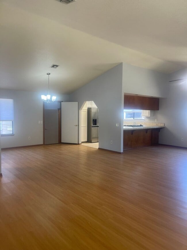 Building Photo - 651 Country Oak Dr
