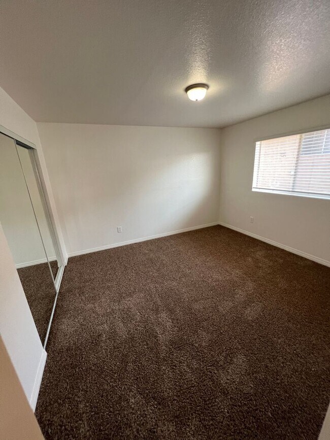 Building Photo - Move in Special!! $1000 off 1st Month's Rent!!