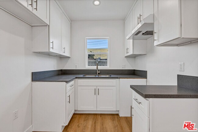 Building Photo - 220 E Vernon Ave