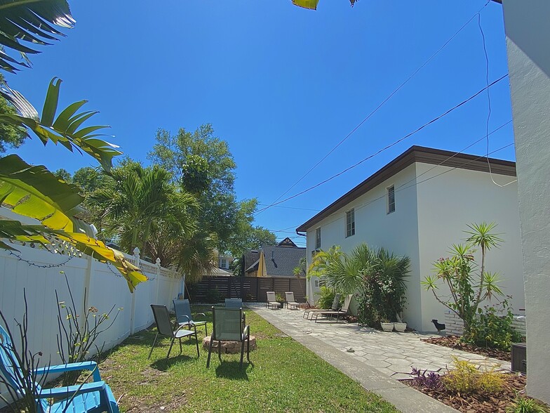 Building Photo - 306 14th Ave NE