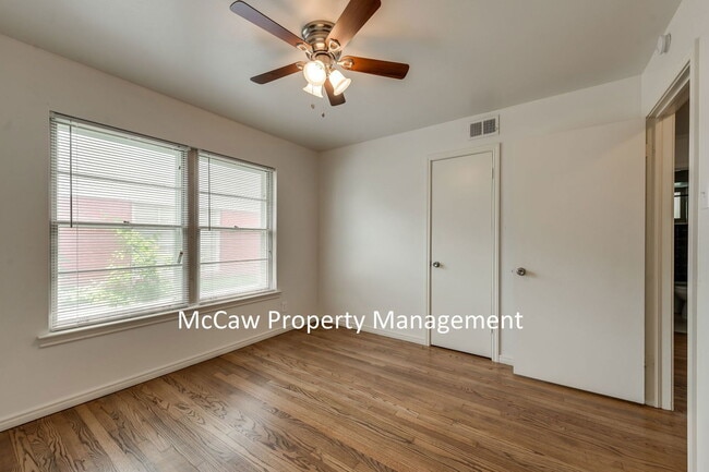 Building Photo - 2149 Utica Dr