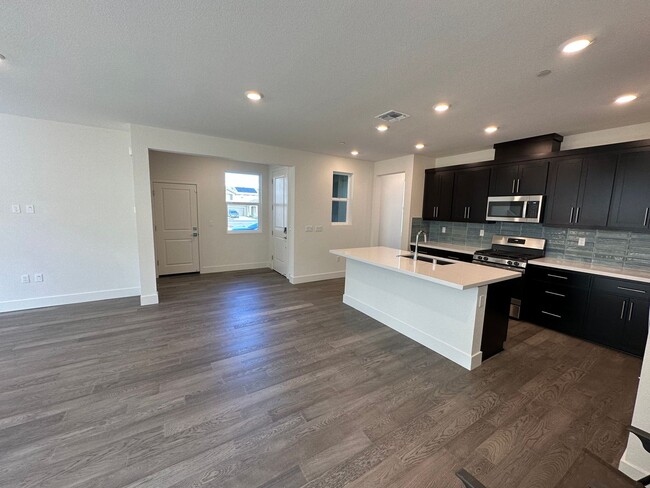 Building Photo - Beautiful 4 Bedroom / 3 Bath River Islands...