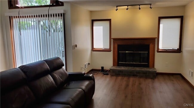 Building Photo - 461 Summerhaven Dr N