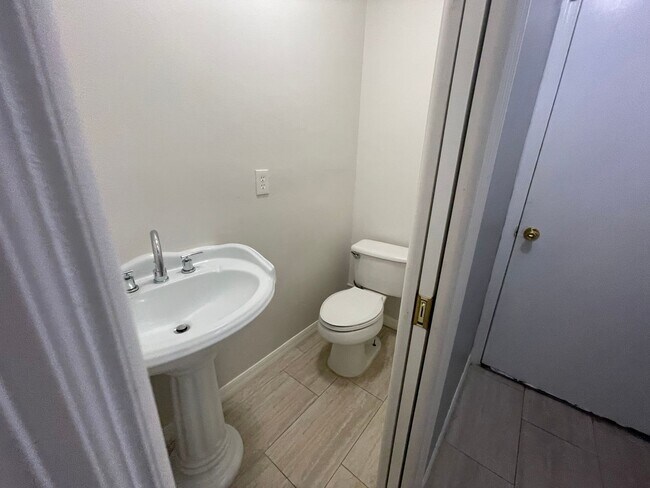 Building Photo - Great Home Great Location - 4 br 2 1/2 bath